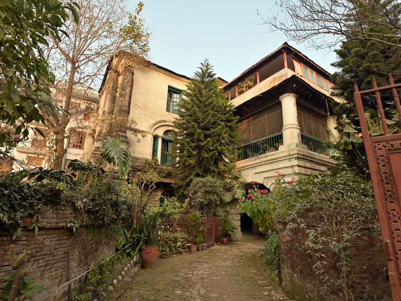 लोचन रिजाल ब्युँताउँदै छन् बालकृष्ण समको सय वर्ष पुरानो घर